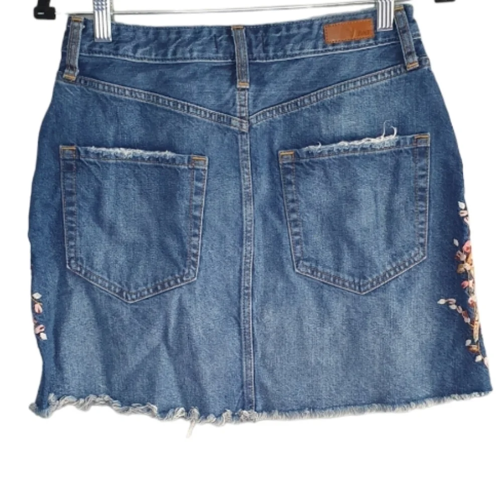 ABERCROMBIE & FITCH Jean Floral Embroidered Distressed Mini Skirt Womens Size 28